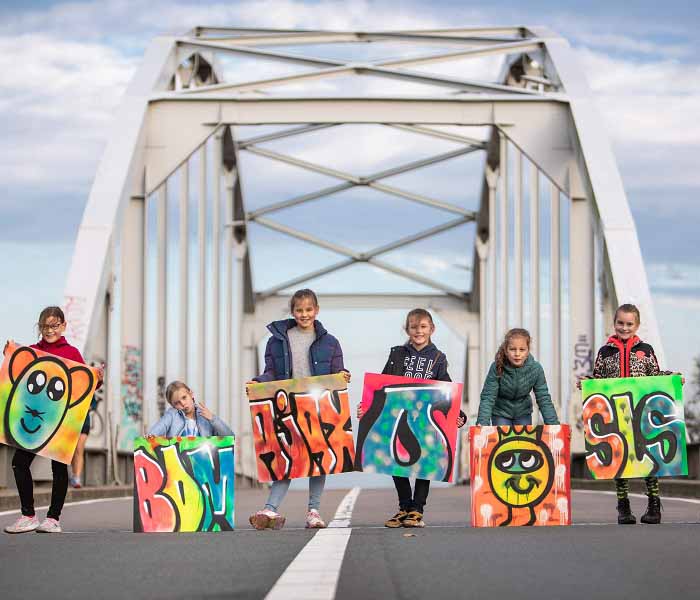 Graffiti kinderfeestje Amsterdamse brug