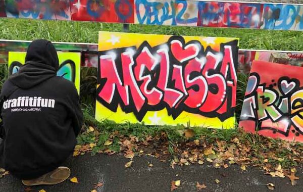 Graffiti spuiten op een canvas paneel maken