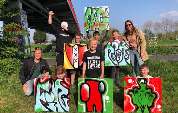 Workshop kinderfeestje graffiti spuiten met paneeltje