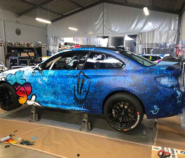 BMW met graffiti versierd