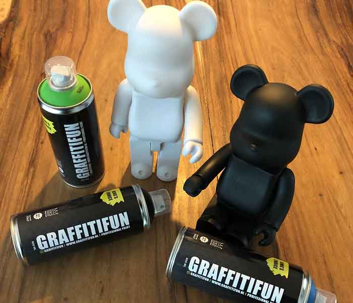 Workshop bearbrick versieren